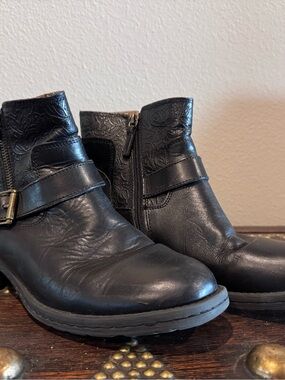 Comfortiva Black Leather Embossed Ankle Booties with Buckle WOMANS SZ 10